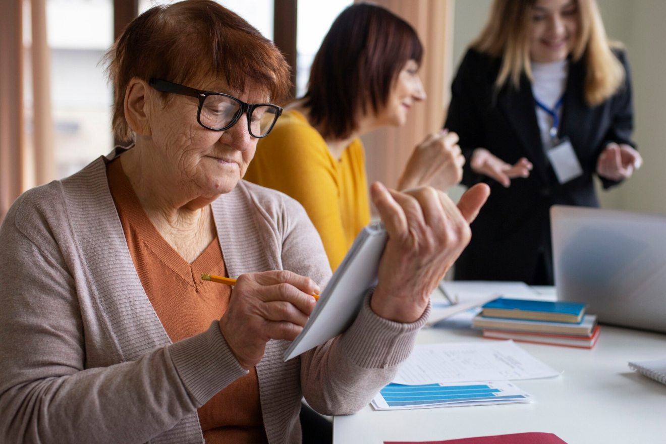 EDUCAR PARA SER FELIZ - Inicio - Side view senior people learning together